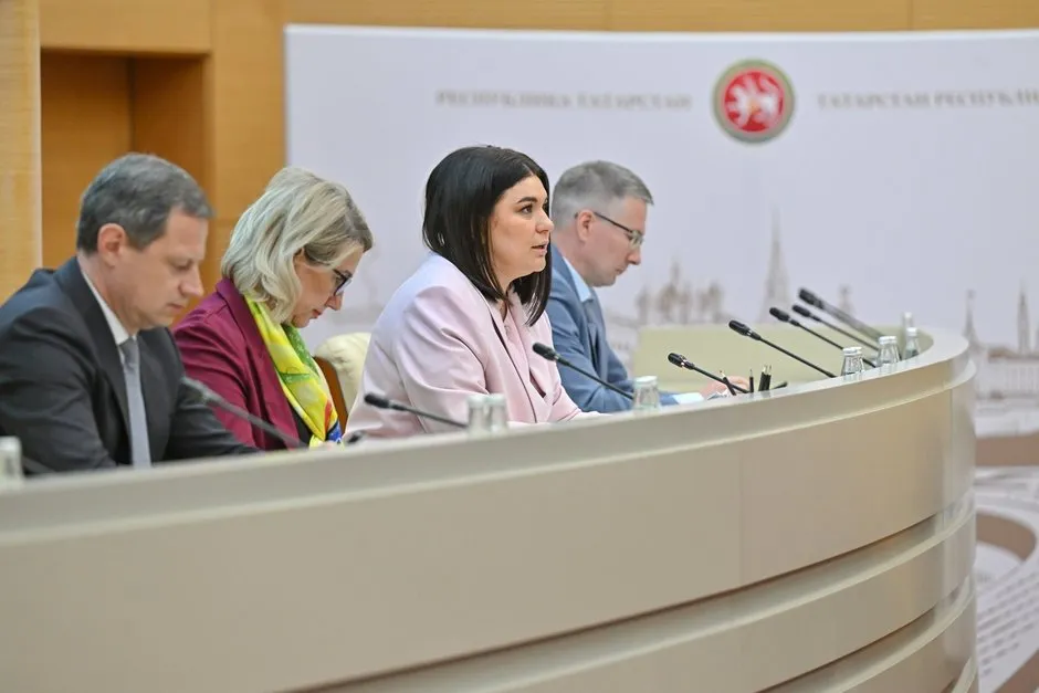 Талия Минуллина о KazanForum Верификация исламских облигаций создаст прецедент в России В дни форума запланировано первое размещение сукука на 5 млрд рублей приезд небольшой делегации Ирана и подписание 116 соглашений с мусульманскими странами В этом году делегация Ирана будет немногочисленной Из за текущей международной обстановки количество ее участников сократилось Но как и прежде на выставке будет работать стенд Исламского Банка Ирана сообщила сегодня руководитель Агентства инвестиционного развития Татарстана Талия Минуллина на брифинге в преддверии торжественного открытия Международного экономического форума Россия Исламский мир КазаньФорум которое пройдет завтра Для участия в нем аккредитовались представители из 103 стран Активность исламских государств объясняется их растущим экономическим влиянием На сегодня больше 50 внешнеторгового товарооборота Татарстана приходится именно на исламские страны По итогам 2025 год его объем составил более 8 млрд отметила позднее Талия Минуллинав разговоре с Реальным временем Думаю что этот товарооборот будет расти в том числе за счёт тех договорённостей которые мы достигаем на площадке форума В лидерах страны СНГ Турция Подробнее в материале Реального времени Подпишитесь на Реальное время в МАХ Telegram Дзен