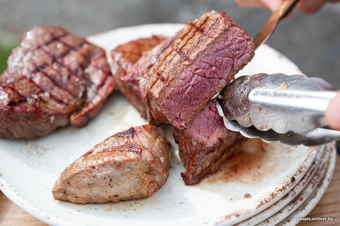 Уборщица вынесла с работы почти тонну мяса и продавала его соседям В итоге ей удалось заработать на этом 5072 рубля за период с февраля 2022 года по июнь 2025 года Во время следствия обвиняемая полностью возместила ущерб и перечислила в бюджет полученный незаконным путем доход Суд Дятловского района признал женщину виновной и назначил ей наказание в виде одного года исправительных работ Из ее зарплаты будут ежемесячно удерживать 20 но не менее одной базовой величины Приговор пока не вступил в законную силу и может быть обжалован