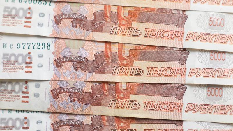 Ессентучанка вместе с подругой отправила мошенникам почти 1 млн рублей  37-летняя жительница курорта решила заработать на инвестициях. Она зарегистрировалась в приложении для вкладчиков и получила звонок от неизвестного, который пообещал ей приумножить капитал.   Она взяла кредит, чтобы увеличить вложения. Потом убедила и свою подругу оформить займы. В общей сложности она отправила около 900 тыс. рублей на «брокерский счет». Когда горожанка попыталась вывести деньги, мошенник перестал выходить на связь.   Полиция устанавливает личность обманщика, сообщили в ГУ МВД по Ставрополью.