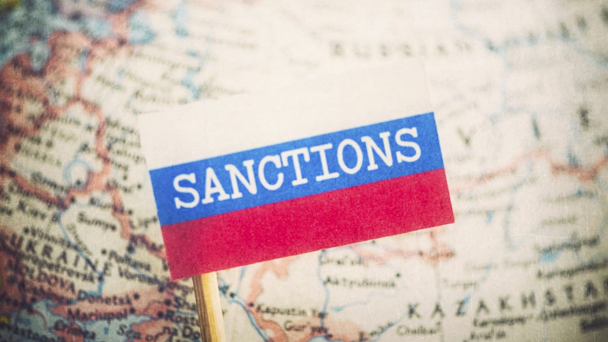ЕС натягивает новые потолки против России  Европейский союз в рамках утвержденного 18-го пакета антироссийских санкций планирует снизить потолок цен на российскую нефть до $47,6 за баррель, ввести запрет на эксплуатацию газопроводов "Северный поток"  первого и второго  и ограничить импорт нефтепродуктов из России. Кроме того, под ограничения попадут 105 танкеров, перевозящих российскую нефть, а также нефтеперерабатывающий завод "Роснефти" в Индии.    Официально пока документ не опубликован, однако его уже активно растиражировали как западные, так и российские СМИ, часть информации озвучили и европейские чиновники.  По открытым данным, новый пакет санкций предполагает снижение потолка цен на российскую нефть примерно до $47,6 за баррель – на 15% ниже рыночной стоимости. Речь может идти и о введении гибкого ценового ограничения, привязанного к текущим котировкам.    Глава дипслужбы ЕС Кая Каллас подтвердила, что санкции также включают полный запрет на использование трубопроводов "Северный поток – 1" и "Северный поток – 2". Это исключает возможность их повторного ввода в эксплуатацию.    Новые меры запрещают и импорт в ЕС нефтепродуктов, произведенных из российской нефти, включая автомобильное и авиационное топливо, а также мазут. Таким образом, Евросоюз стремится закрыть лазейку, позволявшую поставлять топливо через третьи страны.