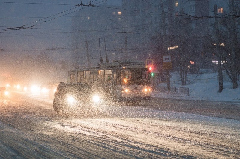 Метель разыгралась в Мурманской области  Погоду Кольского полуострова 12 декабря будут определять частные циклоны, смещающиеся с Баренцева моря в южном направлении. По данным Мурманского УГМС, сегодня на территории области ожидается облачная с прояснениями погода. Снег, местами сильный.  Ветер северный, северо-западный умеренный, местами сильный, метель. Температура воздуха составит -3-8 градусов, гололедица.  На побережье Мурмана наблюдается ветер северный, северо-западный на западе в порывах до 27-32 м/с, на востоке в порывах в порывах до 15-20 м/с. На западе и севере Баренцева моря ветер северо-восточный, северный 15-20 м/с, на юго-западе моря ветер северо-западный 27-32 м/с. Медленное, на северо-западе быстрое обледенение судов.  Сегодня утром в Мурманске температура воздуха составляет -1 градус, ветер северный 12-23 м/с.