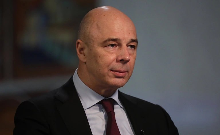 Цена отсечения по нефти в рамках бюджетного правила будет поэтапно снижена с нынешних 60 до 55 к 2030 году Об этом заявил министр финансов Антон Силуанов в ходе пленарной сессии Московского финансового форума передает корреспондент РБК По его словам это поможет защитить бюджет от внешних воздействий При подготовке бюджета мы планируем снижать нашу бюджетную планку которая является основой для формирования нефтегазовых доходов Если помните сегодня это 60 за баррель к 2030 году планируем снизить до 55 По его словам цена отсечения будет сокращаться на 1 ежегодно Каждый год по доллару снижать зависимость бюджета от нефти и газа Это приведет к тому что доля нефтегазовых доходов в следующем году уже будет около 20 22 если быть точным а раньше была под 50 указал он Фото Андрей Любимов РБК Самые важные новости в телеграм канале РБК