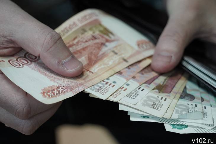 Зарплаты с 1 октября в Волгограде повысят некоторым категориям бюджетников В России с 1 октября 2025 года для работников чья зарплата обеспечивается за счёт федерального бюджета вступает в силу индексация Как пояснили в Госдуме РФ размер повышения установлен на уровне 7 6 Повышение коснется только сотрудников федеральных учреждений и органов рассказали в Госдуме