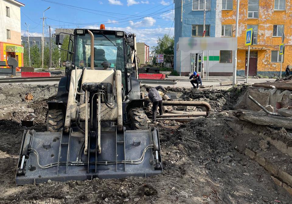 Около 30 км сетей тепло- и водоснабжения модернизируют в Магаданской области летом Всего к зиме в регионе предстоит выполнить подготовительные работы на 51 котельной, 775 км тепловых сетей, 253 км водопроводных и 156 км канализационных коммуникаций. Приоритетное направление - модернизация тепловых сетей. В планах полная замена около 30 километров теплотрасс во всех муниципальных округах и Магадане. Наибольший объем работ придется на Сусуманский округ, где требуется обновление 8 километров сетей, и Северо-Эвенский округ, где запланировано прокладка 3,5 километров новых коммуникаций. Это связано с вводом современной блочно-модульной котельной, необходимой для обеспечения надежного теплоснабжения и водообеспечения. В ходе обсуждения подготовки к отопительному сезону губернатор Магаданской области Сергей Носов сделал особый акцент на необходимости снижения аварийных отключений. «Даже кратковременные отключения в условиях Крайнего Севера могут иметь серьезные последствия. Мы должны стремиться к минимизации любых перебоев в подаче тепла», – подчеркнул глава региона. Фото: администрация Сусуманского округа