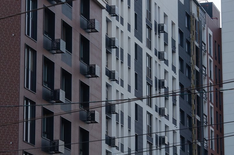 Цены на новостройки в Москве в октябре показали рекордный рост По итогам октября 2025 года стоимость одного кв метра в проектах комфорт класса достигла 387 4 тысячи рублей увеличившись на 4 2 за месяц и на 17 5 за год Экономика на ночь