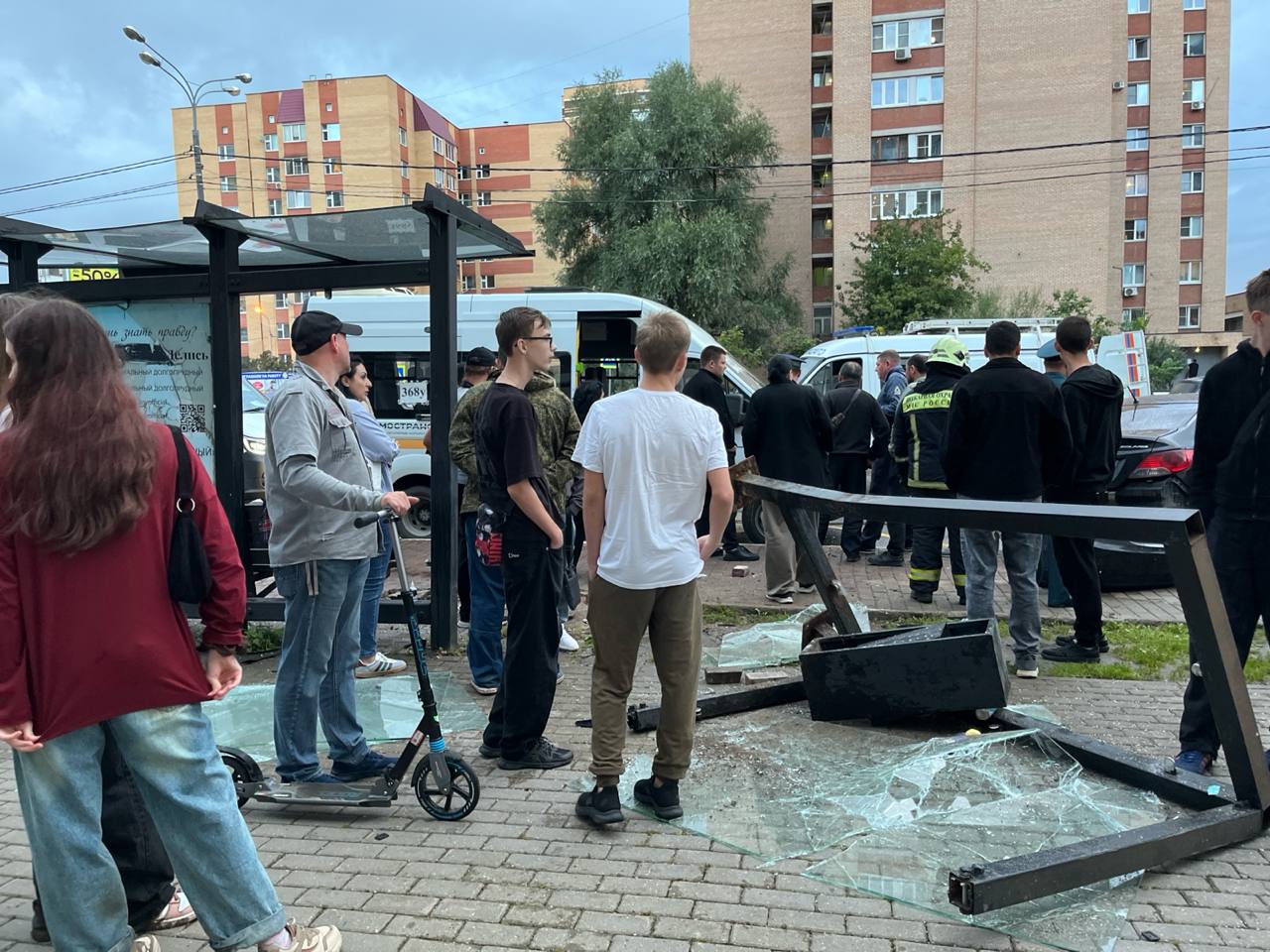 Авария в Долгопрудном: автомобиль протаранил остановку  В Долгопрудном произошло серьезное ДТП. На Лихачевском проспекте, у ТЦ «Город», в остановку «Общежитие»  из Москвы  въехал легковой автомобиль.  По предварительным данным, в результате аварии пострадали двое - женщина и мужчина. Скорая и другие спецслужбы работают на месте происшествия. Причины ДТП устанавливаются.