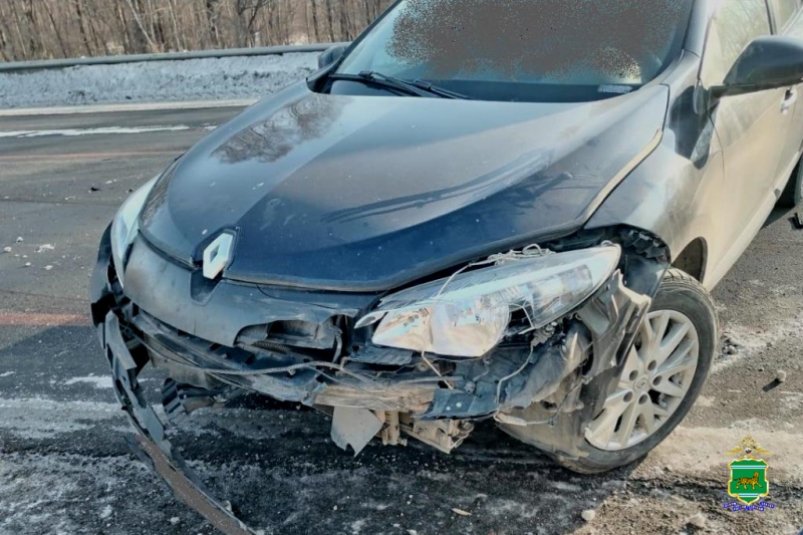 А вот водитель хорошо знающий ПДД На трассе в Облученском районе его Рено вынесло на обочину И садануло об ограждение Ограждение помято государству причинен ущерб Законопослушный водитель позвонил в ГАИ И сообщил о ДТП