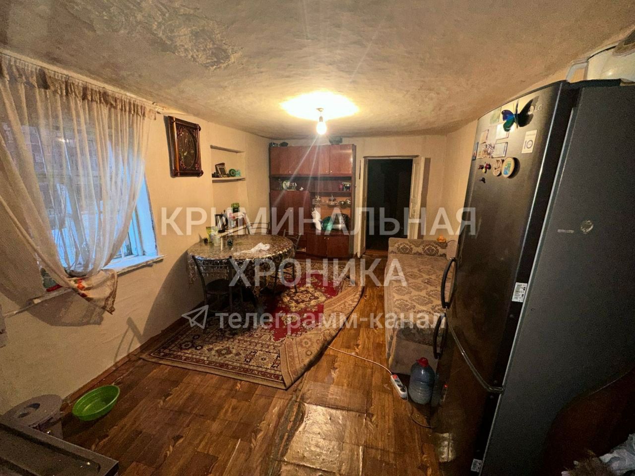 Полицейские в Махачкале расследуют уголовное дело в отношении мужчины, подозреваемого в нанесении ножевого ранения своей супруге и себе, сообщает МВД по Дагестану. Инцидент произошел 18 мая. 51-летний мужчина в состоянии алкогольного опьянения поссорился с 45-летней супругой и ударил ее ножом в живот. На крики прибежал их 19-летний сын, отобрал нож и стал оказывать матери первую помощь. В это время отец успел схватить нож снова и ранить себя в живот. Оба пострадавших госпитализированы. Возбуждено уголовное дело по ч.2 ст.111 УК РФ умышленное причинение тяжкого вреда здоровью .