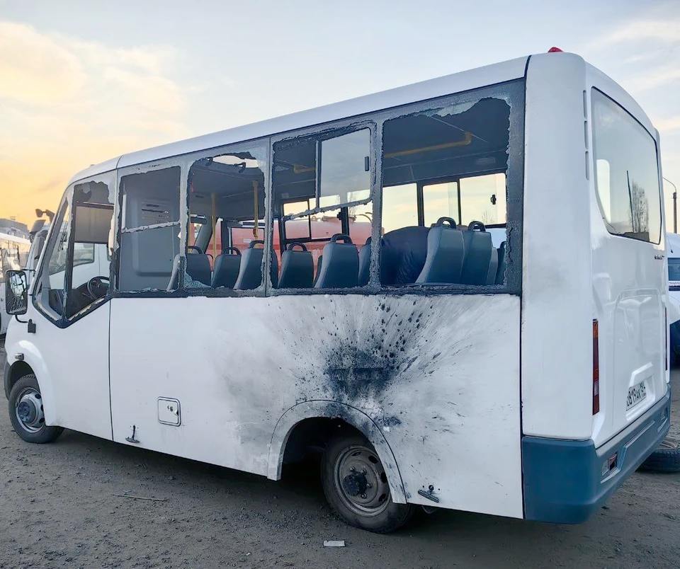 Из-за дронов закрыли движение автобусов из Рубежного в Варваровку и Старобельск    Дрон-камикадзе со стороны ВСУ атаковал «Варваровка-Рубежное». Инцидент произошёл в минувшую пятницу, 14 марта.  Автобус, приближаясь к конечной точки своего пути, подвергся атаке со стороны ВСУ, сообщили в муниципалитете. Никто из пассажиров, включая водителя не пострадал, благодаря том, что водитель автобуса среагировал быстро и сумел совершить манёвр.  - В связи с этим происшествием, а также из-за участившихся случаев нападения беспилотных летательных аппаратов на гражданские транспортные средства на данном участке автомобильной дороги, было принято решение о временной приостановке маршрутных рейсов по направлениям «Рубежное-Варваровка», «Рубежное-Старобельск», - сообщили в региональном Правительстве.