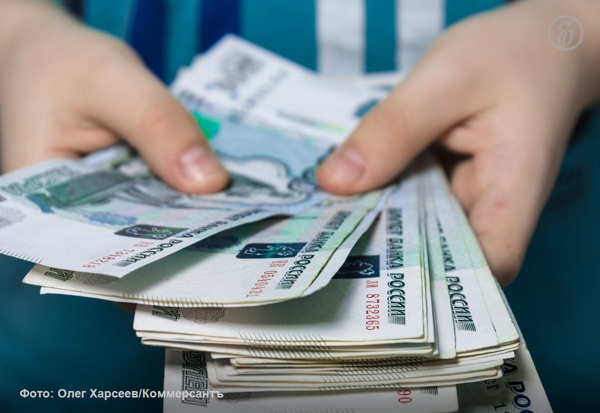 Неизвестные похитили с балкона бизнесмена на Смоленской улице 25 млн рублей Полицией Московского района Петербурга приняты меры к задержанию злоумышленников, похитивших крупную сумму денег у бизнесмена. Как сообщили 8 мая в региональном ГУ МВД, накануне около полуночи в правоохранительные органы обратился предприниматель, рассказавший о том, что пока он с семьей уезжал на майские праздники, неизвестные украли из его квартиры на Смоленской улице 25 млн рублей. Деньги хранились в коробке на балконе. В настоящий момент по факту произошедшего проводится проверка. Предполагаемых похитителей ищут, отметили в полиции.