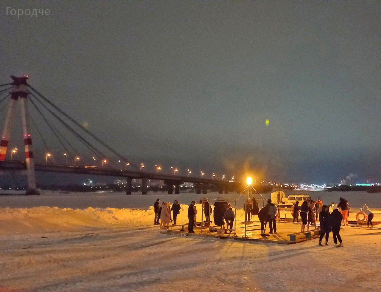 ГородЧе Крещенские купели обустроят. Распоряжение дал Георгий Филимонов.  В Череповце проруби обустраивали и раньше, здесь претензий нет, а вот в других муниципалитетах - видимо нет. Всего в Вологодской области планируется открыть 32 места проведения обряда. У проруби не должно быть больше 10 человек, лед тонкий, есть опасность провалиться. Там, где выход на лед запрещен, в МЧС предложили организовать обливание водой из проруби без выхода на лед. Стихийных купаний быть не должно во избежание трагедий, неприятностей и несчастных случаев.  Крещение, или праздник Богоявления, отмечается 19 января. Крещение, как и всегда, будет отмечаться 19 января. В этот день многие верующие совершают обряд купания в проруби, что символизирует очищение и... подробнее на канале: ГородЧе @