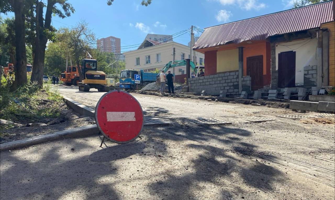 На прошлой неделе в Первомайском районе стартовал масштабный ремонт дорог, пострадавших после недавних паводков.    Дорожники муниципального учреждения «Содержание городских территорий» активно работают над восстановлением пешеходных зон, в данный момент работы ведутся на улице Нестерова.   На этом участке бригады «СГТ» демонтировали более 180 метров поврежденного дорожного бордюра и сняли 140 квадратных метров деформированного асфальта на тротуаре. На сегодняшний день дорожники уложили уже 161 метр нового бордюра. Это важный этап работ, который обеспечит безопасность пешеходов и придаст улице более аккуратный вид.   После завершения всех подготовительных работ, специалистам предстоит уложить новое асфальтобетонное покрытие.    По предварительным планам, полного окончания работ на Нестерова можно ожидать не раньше, чем через неделю.    Отметим, в процессе текущих аварийно-восстановительных работ специалисты предприятия уже завершили ремонт дорожного покрытия на улице Борисенко и теперь приступили к Фадеева. В ночное время для минимизации дискомфорта жителей Владивостока, бригада рабочих активно укладывает асфальт с дома №32 по №14.