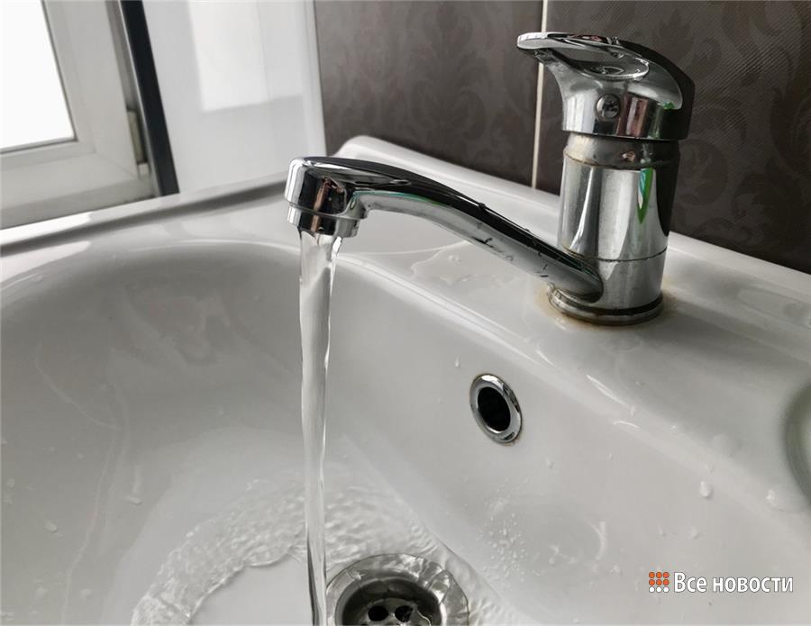 Жители района «Кирпичный» в Нижнем Тагиле останутся без холодной воды на три дня — с 8 утра 11 июля до 23:55 13 июля. Отключение связано с проведением аварийного ремонта участка водопроводной сети специалистами ООО «Водоканал-НТ». Отключение затронет несколько жилых домов и предприятий в районе улицы Краснознаменной, 55. Подробный список адресов, попадающих под отключение: • Улица Некрасова, 12-30 четная сторона ; • Улица Толстова; • Улица Кирпичная, 2-10Б; 1А-5; • Улица Краснознаменная, 11А-77, 136; • Улица Краснознаменная, 16-134 кроме 130, 130Б, 130В, 130Е, 130в1, 132А, 132Д ; • Улица Полюсная, 1-51; • Улица Полюсная, 4-34; • Переулок Полюсный, 1-19; • Переулок Полюсный, 12-18; • Проезд Геодезистов; • Кушвинский тракт. «Водоканал-НТ» обеспечит подвоз питьевой воды на время отключения. Бочка с водой будет находиться на парковке на пересечении улиц Краснознаменной и Полярной.