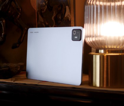Характеристики и дизайн Xiaomi Pad 8 и Pad 8 Pro стали известны до презентации Президент Xiaomi Group Лу Вейбинг провел прямую трансляцию в рамках которой ответили на вопросы о смартфонах серии Xiaomi 17 Вместе с тем были раскрыты характеристики двух новых планшетов Xiaomi Pad 8 и Pad 8 Pro Младшая модель будет оснащаться экраном на 11 2 дюйма с разрешением 3 2K и частотой 144 Гц