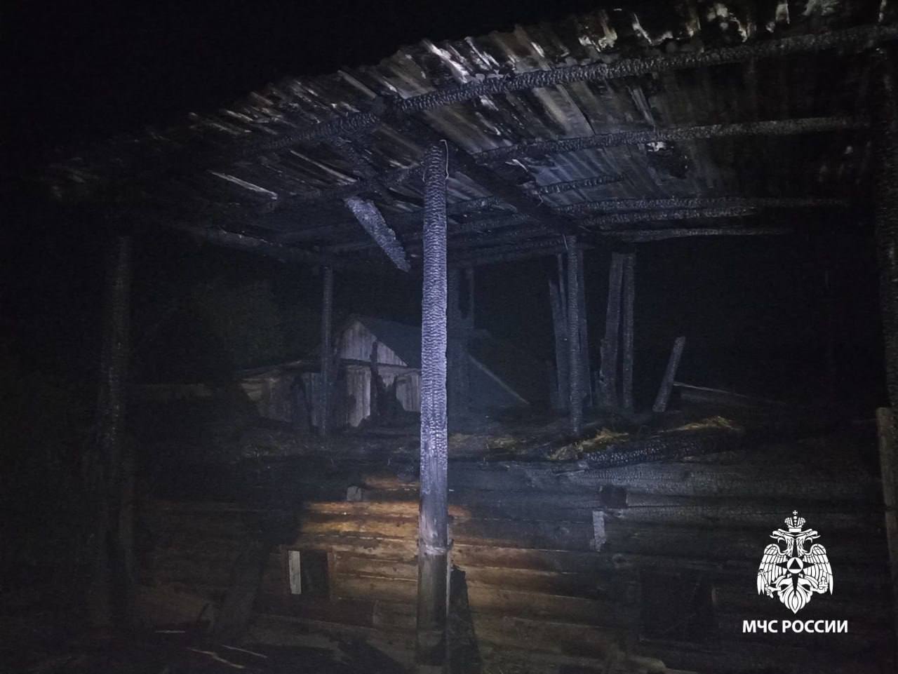 Грозовой разряд стал причиной пожара в Удмуртии  Инцидент произошел в д. Саркуз Кизнерского района.   «Возгорание заметили соседи. После сильного грохота из-под кровли хлева в соседнем частном нежилом хозяйстве повалил дым. Они незамедлительно вызвали пожарных. Причиной послужил грозовой разряд, громоотвода на территории не было», - рассказала дознаватель МЧС России Екатерина Чернышова.  Пожар на 36 квадратах ликвидировали огнеборцы МЧС России, Государственной противопожарной службы и добровольцы.  Как защитить дом во время грозы?   Самый надежный способ - установить на здании систему молниезащиты - громоотвод. Он «поймает» молнию и отведет разряд в землю, не нанеся при этом никакого ущерба дому. Как его установить читай   здесь