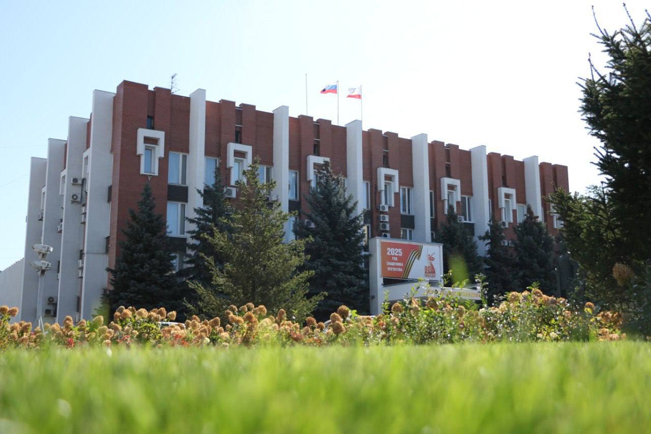В Саратовской областной Думе готовится обновление персонального состава семи комитетов а также смена председателей некоторых из них Поставил этот вопрос на постоянно действующем совещании На дополнительных выборах избраны три новых депутата Саратовской областной Думы седьмого созыва Антонина Галяшкина Дмитрий Лыгин Сергей Овсянников Каждый из них обладает знаниями полезными для решения стоящих перед регионом задач Безусловно их богатый профессиональный опыт и свежий взгляд станут ценным вкладом в законотворческую деятельность В ближайшие дни новоизбранным депутатам предстоит определить свои приоритеты и войти в состав комитетов Рассчитываю на их активное участие в разработке и принятии важных для региона законов а также на конструктивный диалог с избирателями Уверен преобразования которые проведет депутатский корпус усилят работу Думы по ключевым направлениям