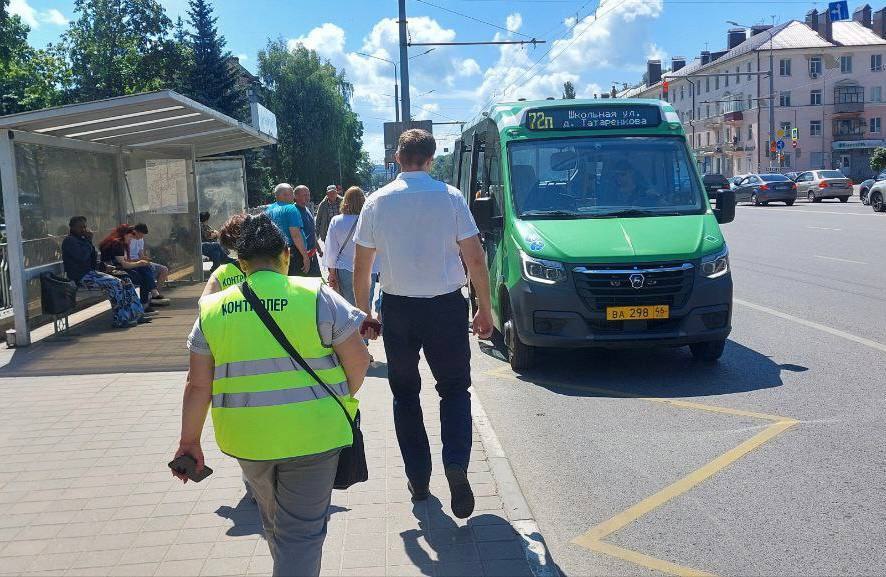 В Курске в ходе рейда в общественном транспорте выявили неисправные кондиционеры По поручению Александра Хинштейна сотрудники регионального Минтранса и контролёры провели рейды в общественном транспорте, чтобы проверить случаи неиспользования водителями кондиционеров. Проверяли троллейбусы, трамваи, автобусы большой, средней и малой вместимости. В итоге из 36 проверенных транспортных средств — в 3-х были отключены или плохо работали кондиционеры. В итоге температура там была выше +25. По каждому выявленному факту нарушения составлены акты, фиксирующие его. К перевозчикам будут применены штрафные санкции по итогам работы за месяц, отметили в региональном Минтрансе. Подобные рейды в Курске проводят регулярно для обеспечения комфортных поездок пассажиров. Сейм Курская область