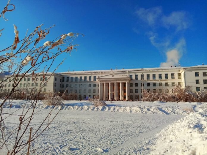 Срок обучения в вузах России по новой системе составит от четырех до шести лет С 2026 2027 учебного года российские университеты перейдут на новую модель высшего образования в которой срок обучения не будет единым для всех Как сообщили в Минобрнауки России продолжительность подготовки будет определяться временем необходимым для качественного освоения конкретной специальности Например для инженеров врачей и учителей срок обучения составит пять лет Для сферы туризма и индустрии гостеприимства будут предусмотрены более короткие четырехлетние программы В то же время по сложным и наукоемким направлениям таким как востоковедение и африканистика предлагается ввести шестилетнее образование Подробнее читайте по ссылке Фото из архива фотоконкурса Якутск вдохновляет yk24 ru в MAX Telegram ВК VK Видео