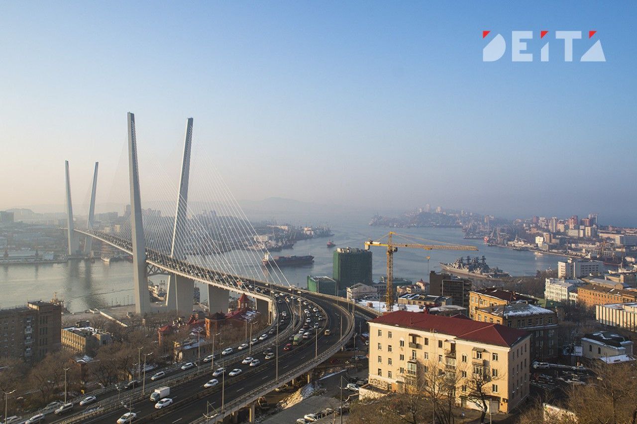 Каждый пятый житель Владивостока связан с предпринимательством малый бизнес выходит из тени За последние два года количество предпринимателей в столице Приморья выросло почти на три тысячи Как рассказала замглавы администрации Екатерина Сиволовская сейчас в городе зарегистрировано 48 215 субъектов МСП а число самозанятых увеличилось с 32 до 54 тысяч С учётом наёмных сотрудников в этой сфере занято свыше 120 тысяч человек то есть практически каждый пятый житель города Чаще всего малый бизнес выбирает торговлю логистику и строительство а самозанятые занимают нишу услуг это парикмахеры репетиторы водители и мастера по ремонту Власти ведут активную работу по легализации рынка ради обеспечения честной конкуренции В городе насчитывается около 2 2 тысяч нестационарных торговых объектов и в ходе мониторинга 226 из них были признаны незаконными причём 140 уже демонтированы Параллельно внедряются новые форматы торговли например мини ярмарки у дома на 3 4 продавца Пилотные площадки такого типа уже запущены на улицах Героев Хасана и Верхнепортовой Предприниматели сталкиваются с системными трудностями главные из которых дорогие кредиты и острый кадровый дефицит бизнесу не хватает продавцов поваров и официантов Тем не менее подход к делу становится более ответственным Платежи в бюджет от торговых объектов выросли на 25 составив более 53 миллионов рублей а дебиторская задолженность за год снизилась с 40 до 27 миллионов рублей Подробнее Deitaru