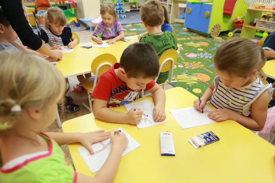 Продлить работу детских садов до восьми часов вечера предложили в Общественной палате Авторы инициативы считают что сейчас проблема режима работы детских садов является крайне актуальной поскольку их график сильно устарел и часто заканчивается раньше рабочего дня родителей которым даже при освобождении около 19 00 требуется время на дорогу В результате возникает так называемая временная дыра когда ребенок остается без присмотра Это не обязательно должны быть воспитатели на местах но хотя бы нянечки младший персонал должен обеспечить безопасность ребенка и возможность его находиться вне дома говорит заместитель председателя комиссии Общественной палаты по демографии защите семьи детей и традиционных семейных ценностей Наталья Москвитина В ОП подчеркнули что несоответствие графиков напрямую отражается на демографической ситуации Как вам идея Подписаться на truekpru Читать нас в MAX