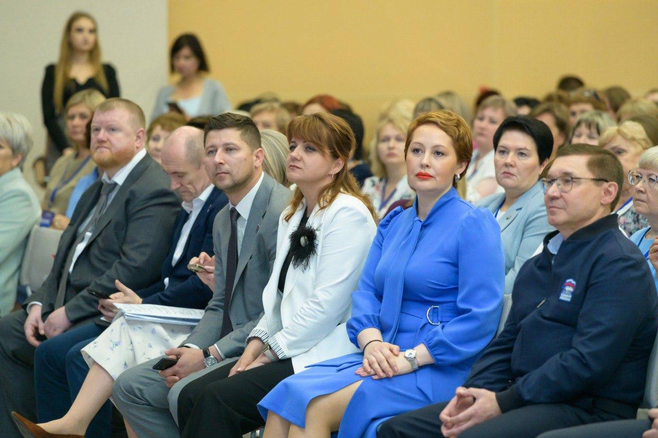 Владимир Якушев и Евгений Солнцев - о роли женщин в развитии региона В рамках двухдневного форума женского лидерства в Оренбурге, секретарь Генсовета партии Владимир Якушев и врио губернатора области Евгений Солнцев подчеркнули ключевую роль женщин в социально-экономическом и политическом развитии Оренбуржья. На форуме активные оренбурженки представили свои инициативы по разным направлениям. Владимир Якушев отметил, что «Женское движение Единой России» помогает отвечать на вызовы, с которыми сталкивается страна. В свою очередь Солнцев подчеркнул, что предложения участниц форума будут включены в Стратегию развития Оренбургской области, которая сейчас формируется под его руководством. Особый акцент сделан на проекты в сфере демографии, здравоохранения и поддержки семей участников СВО.