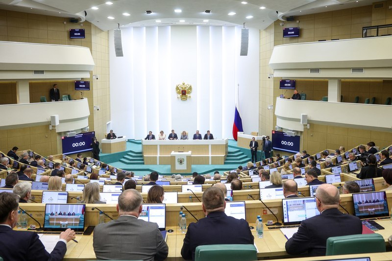 В Совете Федерации состоялось 607 е пленарное заседание в ходе которого с коллегами сенаторами одобрили ряд важных изменений в законодательство В их числе Закон об информировании о рисках азартных игр Букмекеров обяжут указывать в рекламе информацию о том что увлечение азартными играми может привести к игровой зависимости Поправки в Уголовный и Уголовно процессуальный кодексы РФ Они регулируют порядок изъятия цифровой валюты Теперь цифровую валюту можно будет арестовывать и изымать в рамках уголовного судопроизводства наравне с другими видами имущества Закон о дополнительных отпусках для ветеранов боевых действий Право на дополнительные неоплачиваемые отпуска сроком до 35 дней получили отдельные категории военнослужащих ветераны войны в Афганистане участники боевых действий в Сирии и специальной военной операции на Украине Льготы для волонтеров новых регионов Принят закон освобождающий волонтеров работающих в ДНР ЛНР Херсонской и Запорожской областях от уплаты госпошлины за восстановление паспорта или водительского удостоверения Изменения в правилах назначения единого пособия Одобрен закон который позволяет многодетным семьям сохранить выплату единого пособия еще нагод даже если их среднедушевой доход превысил прожиточный минимум но не более чем на 10 Документ также вводит обновления в систему учета граждан уточняет правила детских пособий с 2027 года вводится пятилетний ценз оседлости и сохраняет действующие льготы для многодетных семей бойцов СВО и переселенцев В рамках Правительственного часа Министр по делам гражданской обороны чрезвычайным ситуациям и ликвидации последствий стихийных бедствий Александр Куренков выступил с докладом о мерах по предотвращению и ликвидации паводков и природных пожаров в 2026 году