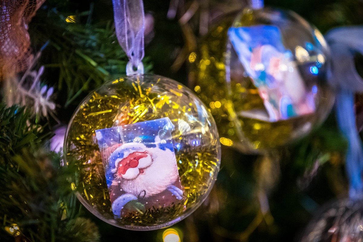 Проходящий реабилитацию в Челябинске ребёнок получил подарок от вице премьера Члены федерального кабинета министров отправляют подарки юным россиянам которые загадали свои желания в рамках всероссийской акции Ёлка желаний Недавно вице премьер Александр Новак исполнил мечты трёх братьев из Свердловской области Именно их шар зампред правительства снял с ёлки Старший Матвей как самый спортивный получил от Новака баскетбольный мяч а также манекен для тренировок по боксу Средний брат Артём активно увлекается музыкой поэтому ему была отправлена портативная колонка Младшему же из братьев вице премьер подарил новый комбинезон для зимних прогулок Сообщается презенты семейству вручил губернатор Челябинской области Алексей Текслер Дело в том что Роман сейчас проходит реабилитацию на Южном Урале government rus eugenejut