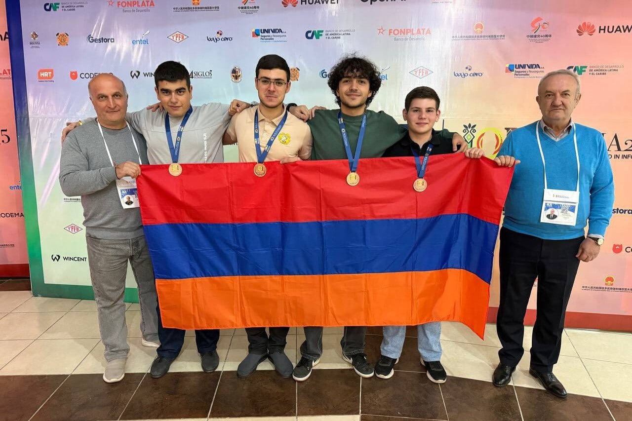 Армянские школьники на 37-й Международной олимпиаде по информатике завоевали 4 бронзовые медали. Олимпиада проходила с 27 июля по 3 августа в городе Сукре Боливия . В олимпиаде принимали участие 334 школьника из 86 стран. От каждой страны могло быть представлено не более 4 учащихся.Команду Армении на олимпиаде представляли учащиеся Физико-математической специализированной школы имени А. Шагиняна Цовак Егорян 12-й класс , Мартин Хачатрян 12-й класс и Тигран Мацакян 10-й класс , а также ученик школы “Квант” Алекс Григорян 11-й класс . Все участники сборной Армении были награждены бронзовыми медалями.Олимпиада проходила в два этапа, в каждом из которых было выполнено по 3 задания.Команду Армении возглавляли Ваграм Думанян советник премьер-министра Республики Армения и Армен Андреасян ЕГУ .