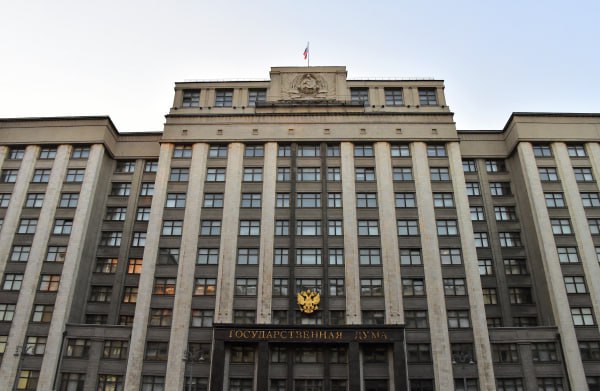 В Госдуме сообщили о планах разрешить работодателям принимать в штат несовершеннолетних Речь идёт о вакансиях для молодых специалистов с профильным образованием. Для удовлетворения потребности в кадрах необходимо скорректировать законодательство, отметил в эфире радиостанции «Говорит Москва» глава комитета по труду, социальной политике и делам ветеранов Ярослав Нилов. Сейчас всё в правительстве по настоянию депутатского корпуса вместе с профсоюзами будет пересмотрено, и, соблюдая права несовершеннолетних, надо скорректировать так, чтобы можно было несовершеннолетним работать, имея профильное образование. Правительство должно утвердить новые принципы, новые подходы через соблюдение норм охраны труда. Про вредные производства мы не говорим. Но практика показывает, что есть потребность, есть и спрос на молодых специалистов, но они не могут, потому что у работодателя есть страх, что он якобы нарушит законодательство, потому как эта позиция якобы подпадает под запрет из-за её опасности. Полное интервью читайте на сайте.