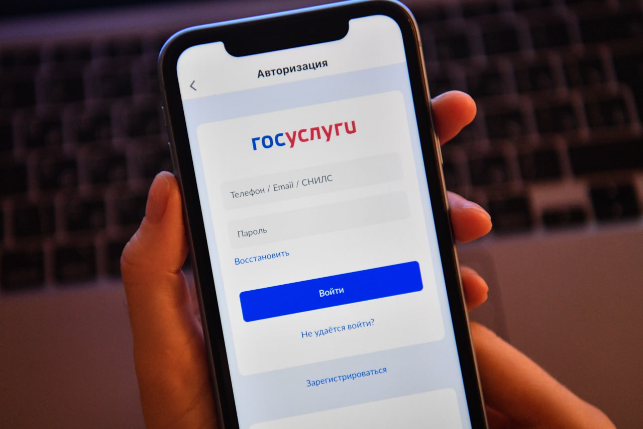 Граждане смогут оценить качество работы организаций социальной сферы на портале госуслуг Правительство по поручению Президента начинает формирование комплексной системы эффективной обратной связи от граждан. Решению этой задачи будет способствовать эксперимент по оценке качества работы организаций социальной сферы через портал госуслуг, который начнется в 2025 году и продлится до 31 декабря 2026 года. Согласно эксперименту: С 1 января 2026 года жители нескольких регионов после записи ребенка в детский сад или школу, посещения врача или занятия в спортивной секции будут получать электронную анкету с вопросами. Вопросы будут касаться организации процесса получения услуг, комфорта помещений, доброжелательности и компетентности работников организаций социальной сферы. Качество работы необходимо будет оценить по 5-балльной шкале. Перечень регионов – участников эксперимента сформируют Минтруд и Минцифры в срок до 15 июля. Помимо регионов, участниками эксперимента станут Минпросвещения, Минспорт, Минздрав, Минцифры, Минэкономразвития, Социальный фонд России и Фонд обязательного медицинского страхования, а также федеральные учреждения медико-социальной экспертизы, организации здравоохранения, школы и детские сады, физкультурно-спортивные организации. #цифровизация