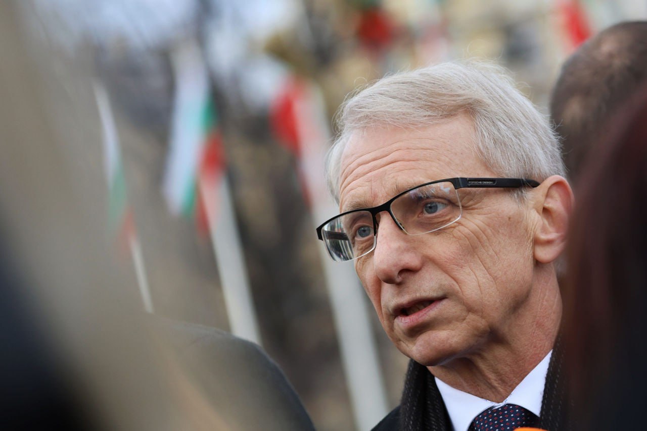 Правительство Болгарии уходит в отставку заявил премьер страны Росен Желязков Вчера вечером Болгарии более 100 000 людей вышли на протесты Протесты организованные оппозиционной коалицией начались из за планов правительства по бюджету на 2026 год которые включали повышение налогов и увеличение взносов на социальное страхование Протестующие требуют отставки правительства премьер министра Росена Желязкова jkinvest news jkinvest