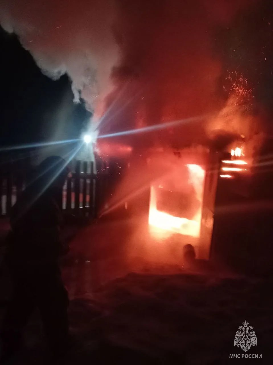 Жилой дом и машина сгорели у читинцев Пожар был сегодня ночью на улице Вилюйской в Железнодорожном районе Пламя повредило стены и крышу дома а гараж и машина уничтожены полностью Всего за сутки спасатели потушили пять пожаров и дважды выезжали на ДТП В одной из аварий они отключали аккумулятор у разбитого автомобиля Фото МЧС Забайкалья Новости Забайкалья