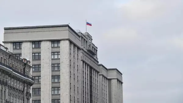 Скамейки со спинкой стоит устанавливать у каждого подъезда на расстоянии не более 30 метров а также разрешить жителям ставить лавочки за свой счет без дополнительных разрешений поделился мнением с РИА Новости депутат Госдумы Каплан Панеш ЛДПР