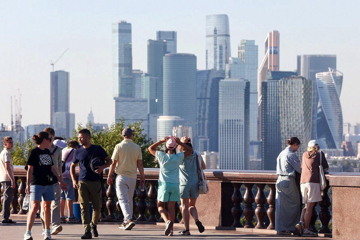 2025 год стал третьим самым жарким в истории наблюдений с середины XIX века Его опережают только 2024 и 2023 В 2025 году доиндустриальный уровень был превышен на 1 44 градуса При таких темпах потепления порог Парижского соглашения в 1 5 градуса будет пройден уже до конца 2020 х на 10 лет раньше прогнозов Больше новостей в Daily News