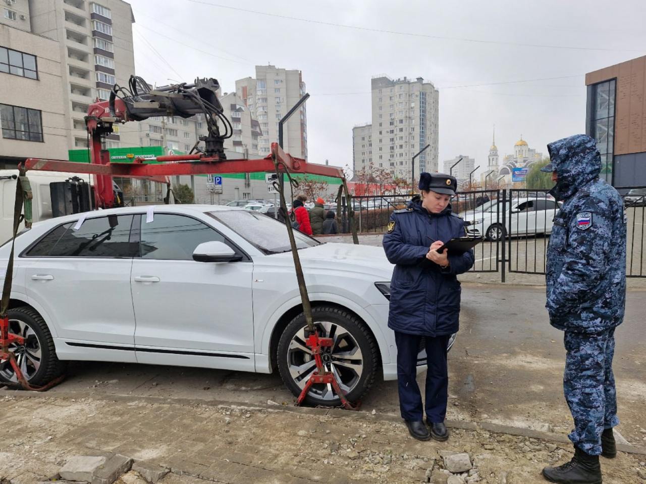 Жительница Воронежа два дня просидела в Audi Q8, чтобы её не увёз эвакуатор  Приставы собирались арестовать Audi Q8, так как её владелица задолжала за машину 4 млн рублей кредита. Ни арест счетов, ни другие меры не помогли, поэтому авто решили эвакуировать.  Владелица по совету юриста забралась внутрь, чтобы Audi не могли увезти. Ее пытались убедить, что все это бесполезно, но девушка сидела в салоне два дня. Еду и воду ей передавал муж.  К вечеру вторы суток супруг оплатил долг, владелица вышла из салона. На неё составили протокол за противодействие должностным лицам, а машину всё равно забрали на спецстоянку. Теперь автомобилистке нужно оплатить за работу эвакуатора, который находился рядом с Audi все эти дни.          Реклама