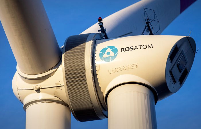 Экспортному ветропарку назначили срок Проект ветроэлектростанции ВЭС в Иссык Кульской области Киргизии займет не более двух лет с момента верификации контрактных обязательств заявил гендиректор Росатома Алексей Лихачев Приступили фактически к реализации проекта ветропарков Часть оборудования завезена часть на подходе Думаю что с момента окончательной верификации всех контрактных документов в течение буквально полутора двух лет запустим эти 100 мегаватт Росатом подписал соглашение о строительстве ВЭС в Киргизии в декабре 2024 г Первый российский экспортный контракт в сфере ветрогенерации позволит Киргизии уменьшить энергодефицит В 2025 г спрос на электроэнергию в стране увеличился почти на 25 c 17 2 млрд до 21 4 млрд кВт ч в том числе под влиянием развития майнинга В 2025 г Минэнерго Киргизии было вынуждено обесточить несколько майнинговых ферм из за нехватки мощности Высокое напряжение