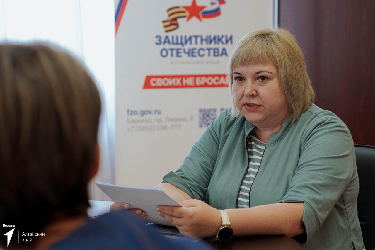 5 июля в Барнауле пройдет отборочный региональный этап всероссийской игры «Семейная Зарница». Ее организатором является государственный фонд «Защитники Отечества». В Алтайском крае проект курирует региональный филиал фонда. Накануне состоялось заседание организационного комитета предстоящей игры. Рабочие моменты обсудили руководители регионального отделения Движения Первых, Минспорта Алтайского края, Минсоцзащиты, Министерства образования и науки, Управления молодежной политики и реализации программ общественного развития края, регионального отделения «ЮНАРМИИ», общества «Знание» по Алтайскому краю. Возглавляет оргкомитет руководитель филиала фонда «Защитники Отечества» по Алтайскому краю Лариса Панфилова. Всероссийская игра «Семейная Зарница» проводится с участием семей из всех регионов РФ и направлена на духовно-нравственное и патриотическое воспитание граждан, сохранение исторической памяти, популяризацию и укрепление семейных ценностей. Организаторами игры являются фонд «Защитники Отечества» совместно с Общероссийским общественно-государственным движением детей и молодежи «Движение Первых», Всероссийским детско-юношеским военно-патриотическим движением «ЮНАРМИЯ» и «Центр развития военно-спортивной подготовки и патриотического воспитания молодежи «ВОИН». За несколько этапов семьям – участникам «Семейной Зарницы» – предстоит продемонстрировать знания отечественной истории, а также проявить себя в ходе спортивных состязаний.