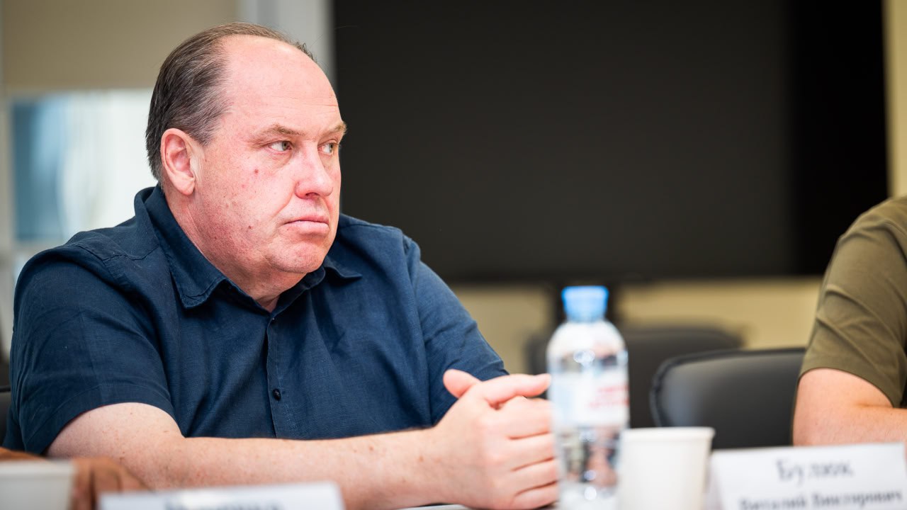 Геническая больница получит новый хирургический корпус  Совещание на тему работы медицины в Херсонской области прошло с участием главы Минздрава РФ Михаила Мурашко и губернатора региона Владимира Сальдо.  «Прошлись по объектам. Капитальный ремонт поликлиники и стационара в Генической ЦРБ идет успешно — закончим в этом году. Краснодарский край берет на себя строительство нового хирургического корпуса — старт работ в следующем году. Министр внимательно изучил все детали, вплоть до планировки отделений и маршрутов, по которым будут перемещаться пациенты. Подрядчики шеф-региона получили несколько замечаний — дал поручение учесть их, чтобы здание было удобным и для врачей, и для больных», — написал губернатор в телеграм-канале.   Отдельно шла речь о кадрах, уточнил Сальдо.   «Врачей и медсестер не хватает, но движение есть. Федеральный Минздрав подключается — помощь будет», — добавил он.   телеграм-канал Владимира Сальдо    Подписаться   читать на сайте, в ВК или ОК