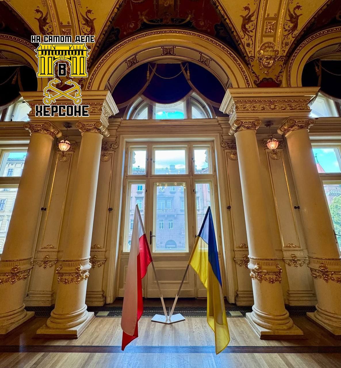 В Кракове убрали украинский флаг с театра из-за угроз от поляков. Украинский флаг на здании театра им. Юлиуша Словацкого настолько достал жителей Кракова, что руководство было вынуждено его убрать. Директор театра Кшиштоф Глуховский пояснил, что на фоне агрессивных выпадов и угроз со стороны поляков флаг сняли ради безопасности сотрудников и имущества. Вопрос: а что там вообще делал Украинский флаг?? ПОДПИСАТЬСЯ Чат Бот Дзен