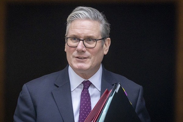 Кир Стармер передал Дональду Трампу планы коалиции желающих по Украине Британский премьер министр сделал это во время телефонного разговора с президентом США Премьер министр провёл разговор с президентом Соединенных Штатов Дональдом Трампом сегодня днём Лидеры начали с обсуждения войны на Украине Премьер министр рассказал о работе коалиции желающих по поддержанию любой мирной сделки и обеспечения справедливого и прочного прекращения боевых действий сказано в заявлении опубликованном канцелярией британского премьер министра Кроме того лидеры обсудили ситуацию в секторе Газа Стармер также сообщил Трампу о назначении Кристиана Тёрнера послом Великобритании в Вашингтоне Подписаться на Говорит Москва Telegram VK MAX