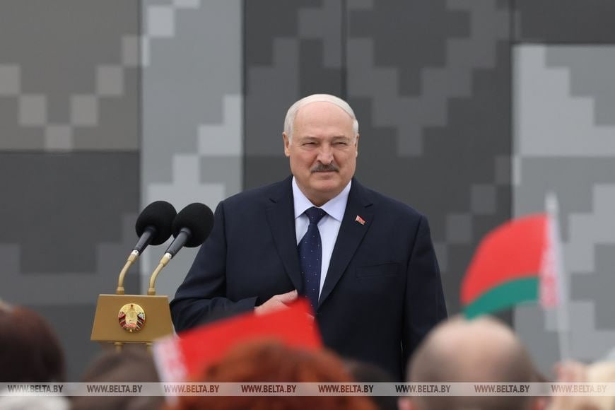 Александр Лукашенко потребовал организовать в международном выставочном центре постоянную экспозицию. Чтобы она была открыта и люди в любой момент могли прийти и посмотреть, что мы делаем, чего мы достигли. Как музей достижений нашего народа — такая была задумка, подчеркнул Президент: Каждое предприятие должно показать себя наилучшим образом. Фото: БЕЛТА «Минск-Новости» MINSKNEWS.BY Telegram Viber FB VK Inst TikTok YouTube