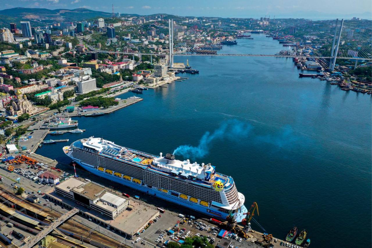 Китайские туроператоры планируют запустить круизы из Шанхая во Владивосток Китайские компании уже этим летом могут открыть круизные рейсы между Шанхаем и Владивостоком сообщают СМИ Туроператоры из КНР активно переориентируют бизнес на российское направление и рассматривают Владивосток как ключевой порт захода специалисты изучают городские маршруты достопримечательности и инфраструктуру Предполагается что рейсы будут двусторонними россияне смогут отправляться морем в Шанхай и Сямынь Десятидневное путешествие оценивается в 90 150 тысяч рублей в стоимость обещают включить питание развлечения бассейны спа и бары Разворот турпотока связывают с охлаждением отношений Китая и Японии куда ранее активно ходили лайнеры а также с действующим безвизовым режимом между Россией и КНР В перспективе маршрут могут расширить до Камчатки NEWS VL в MAX прислать новость