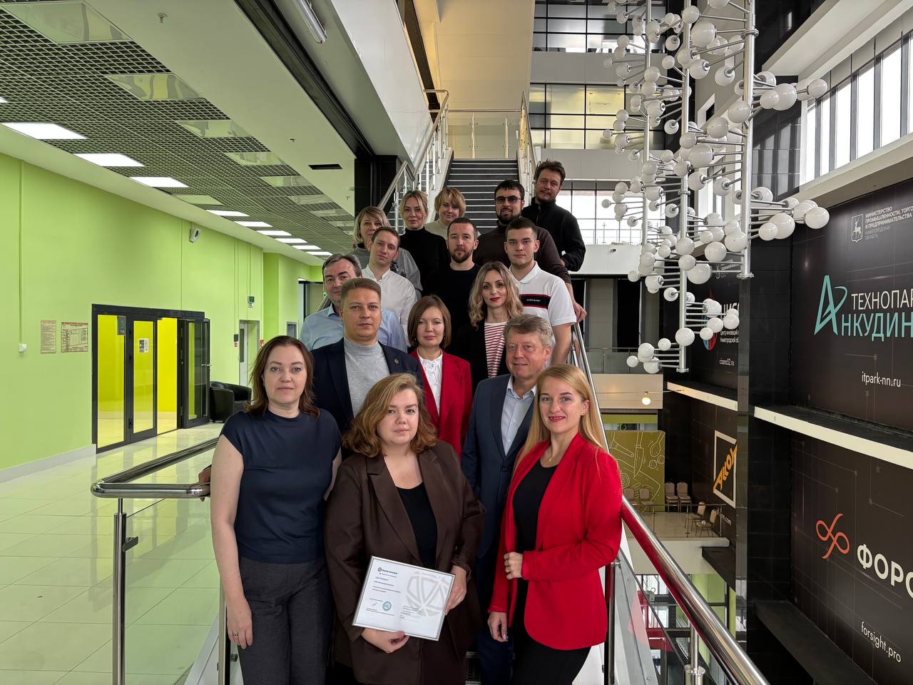 40 компаний прошли обучение по программе Экспортный форсаж Первые результаты два экспортных контракта нижегородских предприятий с компаниями из Киргизской Республики и Республики Сербия Сейчас участники прорабатывают возможность заключения контрактов с партнёрами из Турции Белоруссии Казахстана Узбекистана Киргизии Сербии Таджикистана Грузии Бразилии Саудовской Аравии ОАЭ Китая Японии Индии Ирана Вьетнама и Армении Экспортный форсаж одна из ключевых образовательных программ для компаний заинтересованных в расширении внешнеэкономической деятельности Проект позволяет системно прорабатывать экспортные проекты и формировать компетенции необходимые для выхода на зарубежные рынки С момента запуска программы в 2021 году обучение прошли сотрудники 86 компаний региона Результат 56 заключённых экспортных контрактов на сумму 5 7 млн долларов В этом году эксперты ЦПЭ провели два потока Участниками программы стали компании из самых разных отраслей от производства пластмассовых изделий и упаковки металлообработки и изготовления металлических конструкций до агропромышленного сектора пищевых продуктов химической продукции оборудования для сельского хозяйства электротехнического оборудования специализированных машин и комплектующих а также предприятий лёгкой промышленности и текстильных изделий Все меры поддержки в центре Мой бизнес 8 800 301 29 94