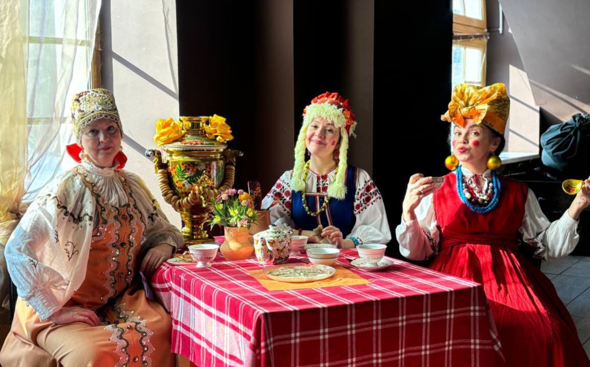 Наступил шестой день масленичной недели который называется Золовкины посиделки По традиции в субботу собирались родственницы золовки и невестки сестры жениха и жены чтобы провести время вместе пообщаться укрепить семейные отношения и конечно же вместе отведать вкуснейшие блинчики