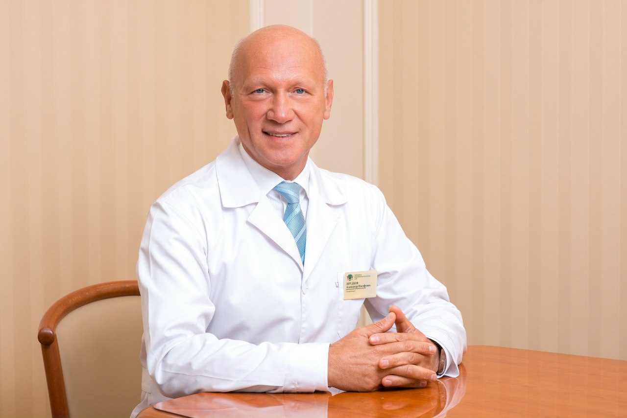 Уволился главврач ГКБ 40 которым были недовольны в минздраве Александр Прудков ушел по собственному решению Об этом он заявил на утренней линейке рассказали в пресс службе больницы С 2026 года Прудков продолжит работать в многопрофильной клинике УГМК здоровье по своему основному профилю хирургия связанная с лечением органов брюшной полости и ожирения У федерального Минздрава возникли вопросы с затягиванием срока строительства нового приемного покоя К 15 декабря здание должны были подключить к коммуникациям однако за месяц до этого был готов только бетонный фундамент Кроме этого больница накопила долги в 300 млн рублей Вопрос с отставкой Прудкова должны были решить до конца года Одним из кандидатов на его место собеседники 66 RU называли руководителя Красноуфимской районной больницы Павла Мясникова в августе 2025 года он вошел в состав совета главных врачей при Свердловском Минздраве Ранее министр здравоохранения региона Татьяна Савинова сменила главврачей в больнице Североуральска и в госпитале ветеранов войн Фото пресс служба ГКБ 40   Новости из Екатеринбурга