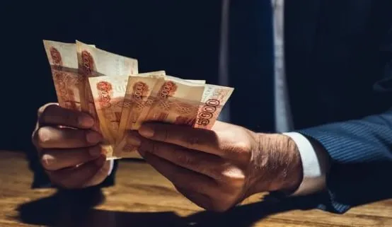 ЦБ выявил 472 нелегальных кредитора в первом квартале Это на 36 больше в сравнении с четвертым кварталом 2025 года Самой рискованной схемой остается нелегальное кредитование в криптовалюте Также на 7 до 656 выросло число псевдоинвестиционных проектов включая финансовые пирамиды Мошенники стали чаще создавать сразу много проектов по одной и той же схеме и со схожей структурой но усложнились легенды например они обещали заработок на токенизированном золоте или предоставлении ликвидности профессиональным маркет мейкерам на крипторынке При этом снизилось число нелегальных профучастников рынка ценных бумаг на 19 до 472 fatcat18 Мы в Мах