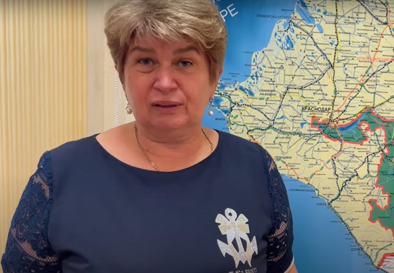 В Сочи на полтора месяца арестовали активистку, отстаивавшую права местных жителей Центральный районный суд Сочи арестовал на полтора месяца руководителя общественной организации «Российское объединение домохозяйств и землепользователей» Татьяну Поливанову, обвиняемую в якобы посредничестве при передаче взятки, сообщил «Кавказский узел» . При этом суд отказался приобщить к делу заявления десятков горожан, явившихся поддержать активистку, и провел заседание за закрытыми дверями. Поливанова известна в Сочи своей правовой помощью горожанам, столкнувшимся с массовым изъятием земельных участков, включая земли, выделенные многодетным семьям. Обвинение, по словам её адвокатов, строится на спорных и косвенных показаниях, а сама активистка отвергает причастность к коррупционным действиям. Предполагаемый чиновник, к которому она обращалась, отрицает факт получения каких-либо средств. Адвокаты считают, что преследование Поливановой — это часть более широкой кампании давления на активных граждан, вмешивающихся в непрозрачные процессы вокруг сочинской земли. — Признан властями РФ иноагентом. #сочи Подписаться Помочь RusNews