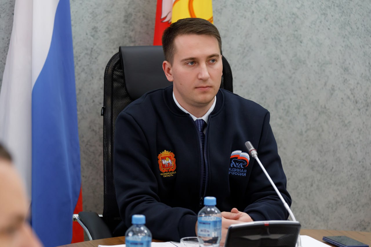 Виталий Маслов Финансирование адресной программы по переселению граждан из аварийного жилья в областном бюджете на 2026 год будет увеличено Председатель комитета по строительной политике и ЖКХ Виталий Маслов об итогах обсуждения на заседании комитета проекта областного бюджета на предстоящие три года Комитет по строительной политике и ЖКХ рассмотрел к первому чтению главный финансовый документ региона законопроект об областном бюджете на 2026 год и плановый период 2027 2028 годов Мы увидели что областной бюджет обеспечивает все социальные обязательства и позволяет продолжить реализацию инфраструктурных проектов В целом по сферам строительства дорожной деятельности и ЖКХ в бюджете на 2026 год запланировано более 70 миллиардов рублей что составляет почти двадцать процентов всех расходов областного бюджета Что касается вопросов компетенции комитета а к ним относятся такие приоритетные направления как создание комфортной городской среды переселение граждан из аварийного жилья обновление коммунальной инфраструктуры газификация то по этим направлениям реализация государственных программ будет продолжена Кроме этого продолжится строительство и реконструкция школ спортивных сооружений учреждений культуры здравоохранения и соцобслуживания на территории области Необходимо отметить что по ряду направлений предусмотрено увеличение расходов В проекте главного финансового документа региона в два раза увеличено финансирование адресной программы по переселению граждан из аварийного жилищного фонда признанного таковым с 1 января 2017 года по 1 января 2022 года Почти в три раза увеличены расходы по программе Чистая вода на территории Южного Урала Общая сумма расходов бюджета по данным направлениям к первому чтению составляет 36 миллиардов рублей Таким образом в проекте областного бюджета учтено финансирование всех 11 программ которые курирует комитет отметил Виталий Маслов Подписывайтесь на Парламентскую неделю