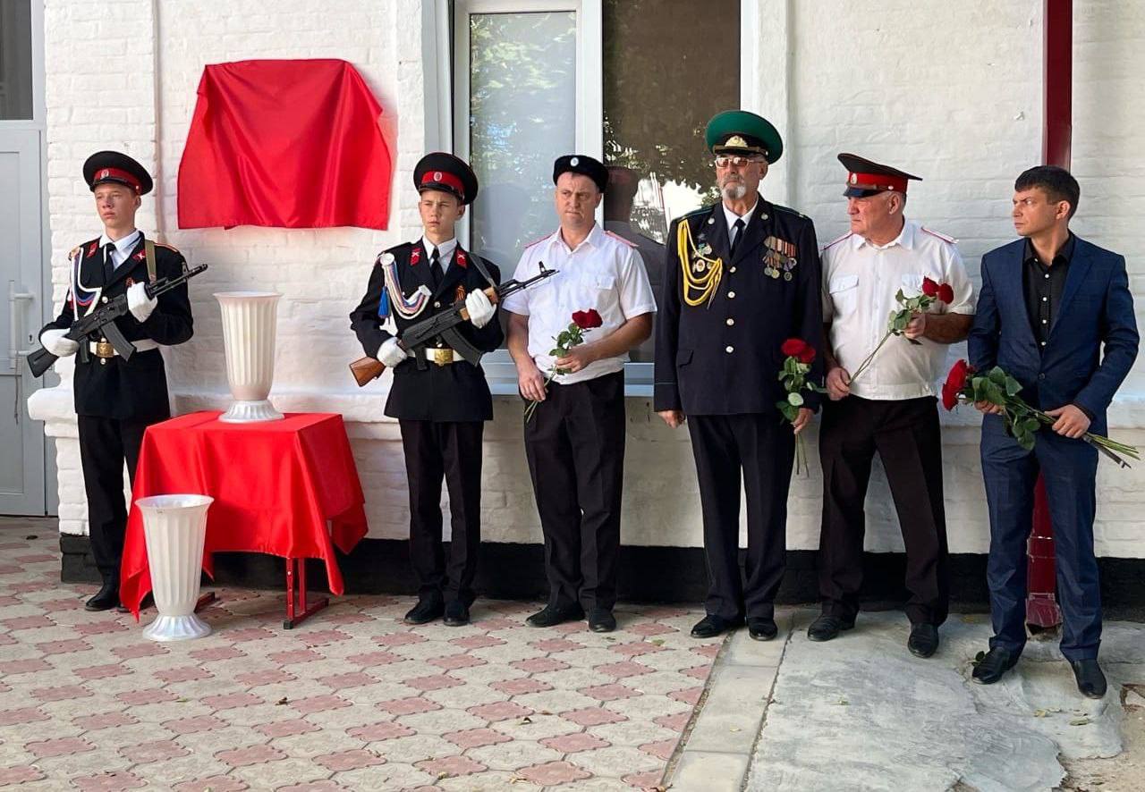 Вечная память герою В станице Должанской состоялась церемония на здании школы 26 была открыта мемориальная доска выпускнику Даниилу Осипову Он героически погиб при исполнении воинского долга в ходе специальной военной операции на Луганском направлении В этот день у стен школы собрались мама героя и его бабушка а также депутат Законодательного Собрания Краснодарского края Сергей Белан представитель военного комиссариата Эдуард Колесников депутаты районного совета казаки казачата а также учителя одноклассники и жители станицы  В декабре 2022 года Даниил был призван на срочную службу а уже с апреля 2023 года продолжил служить Родине по контракту в городе Адлер где был командиром отделения В августе 2024 года его отправили в командировку в ЛНР 15 сентября 2024 года погиб выполняя боевую задачу в поселке Белогоровка За проявленные мужество отвагу и самоотверженность в соответствии с указом Президента Российской Федерации Даниил Осипов был награжден орденом Мужества посмертно Право открыть мемориальную доску было предоставлено самым близким людям его матери Елене Юрьевне и бабушке Нине Ивановне Под звуки гимна памятный знак был открыт увековечив имя Даниила в истории его родной школы Митинг завершился минутой молчания в память о герое и возложением цветов к новой мемориальной доске Теперь имя Даниила Осипова будет служить вечным напоминанием для нынешних и будущих поколений учеников о настоящем патриотизме и мужестве