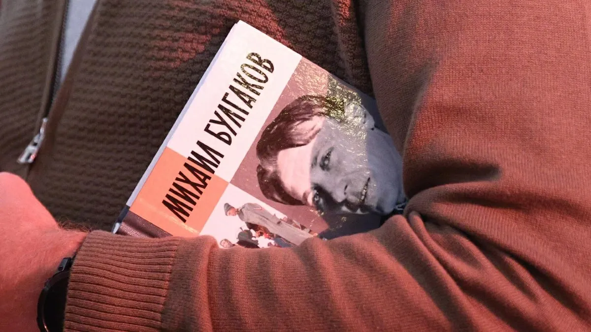 Книги о Булгакове и Высоцком попали под закон о пропаганде наркотиков Книги о жизни писателя и поэта включили в перечень изданий подлежащих обязательной маркировке Согласно реестру Российского книжного союза РКС теперь на них должно появиться предупреждение о вреде наркотиков В список попали биография Высоцкого авторства Владимира Новикова ЖЗЛ издание Михаил Булгаков Алексея Варламова и мемуары Любови Белозерской  Реестр РКС используется магазинами и библиотеками для единообразного соблюдения закона Книги вносятся в него по заявлению правообладателей если описание веществ является частью художественного замысла или биографического контекста settersmedia news